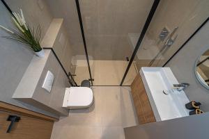 Modern 2 BD Apartment by Domvia