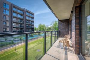 Modern 2 BD Apartment by Domvia