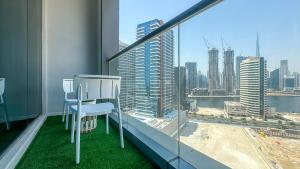 Cozy Studio with Balcony Overlooking Dubai Canal - 15AB07