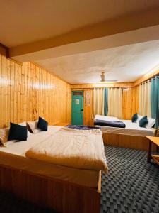 MeMooners Hostel & Riverside Cafe