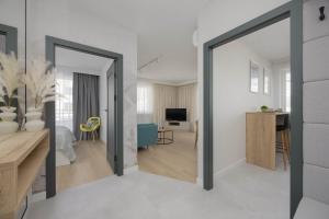 Cosy Air-Conditioned Apartment with Parking in the Garage by Renters Prestige