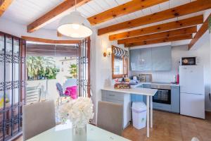 Gorgeous, sunny apartment with mountain views