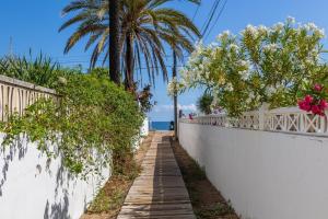 Gorgeous, sunny apartment with mountain views