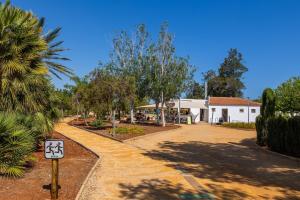 Gorgeous, sunny apartment with mountain views