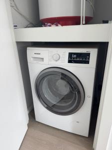 Prime Location! Cozy Stay by Riverside,Tube, Shops