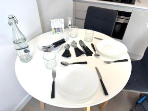 Prime Location! Cozy Stay by Riverside,Tube, Shops