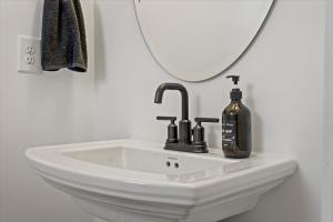 Luxe King 3BR Townhouse Mins to Uptown Charlotte