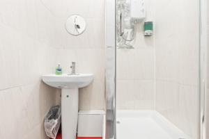 Solo Stay in Dudley Studio with Kitchen & Wi-Fi