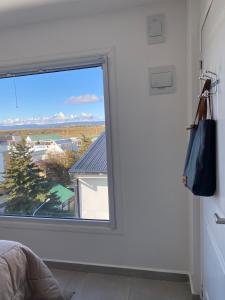 Becasina Patagonica A Luminoso monoambiente en Ushuaia con vista a las montañas