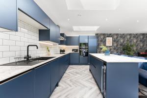 Sleek Large Leeds Apartment - Parking