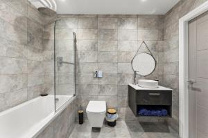 Sleek Large Leeds Apartment - Parking