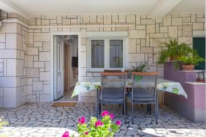 Apartments Perka near beach