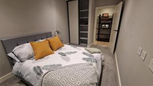 2BD South Croydon Haven: Garden Serenity