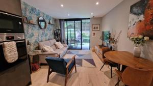 2BD South Croydon Haven: Garden Serenity