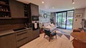 2BD South Croydon Haven: Garden Serenity