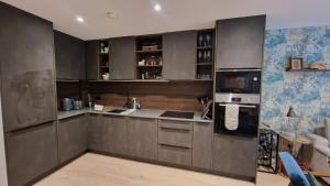 2BD South Croydon Haven: Garden Serenity