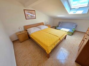 House and Apts. in Novi Vinodolski 27322