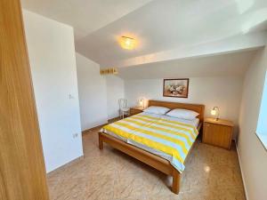 House and Apts. in Novi Vinodolski 27322