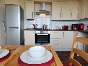 80 Filey Road - 2 bed first floor apartment with sea views and parking