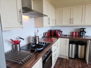 80 Filey Road - 2 bed first floor apartment with sea views and parking