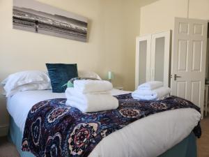 80 Filey Road - 2 bed first floor apartment with sea views and parking