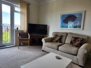 80 Filey Road - 2 bed first floor apartment with sea views and parking