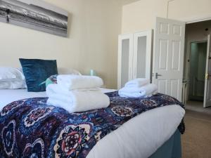 80 Filey Road - 2 bed first floor apartment with sea views and parking