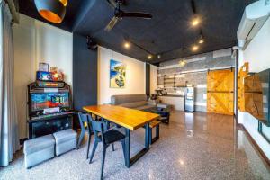 安平1923包棟ktv民宿 多棟可選 可住8-50人 團體聚會首選 - 4hvězdičkové hotely ve městě Tchaj-nan