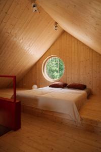 Czerwony domek między drzewami