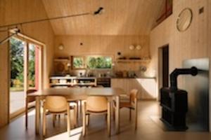 Czerwony domek między drzewami