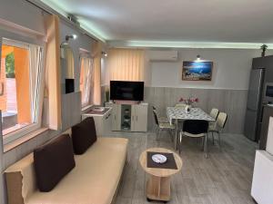 Mediterán Fedett Medencés Apartmanház