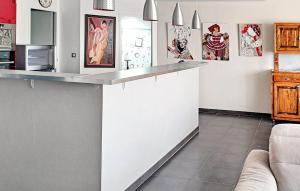 Appartements 2 Bedroom Awesome Apartment In Sauvian : photos des chambres