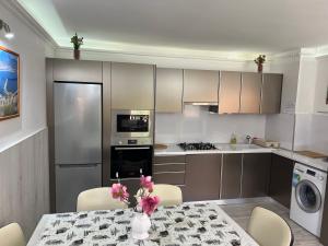 Mediterán Fedett Medencés Apartmanház