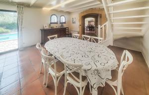 Maisons de vacances Beautiful Home In Laurens : photos des chambres