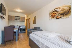 Studio 502, Villa Šarm