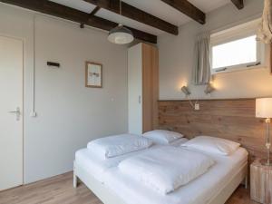 Duinland 245 bungalow for 6 guests near sea