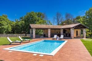 House Edera in Central Istria for 6 people with large garden and salt - water private pool