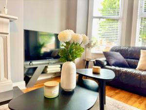 The Urban Oasis - Great location near Pubs, Restaurants and more! Bus links on doorstep