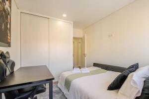 HostWise - Spacious & Stylish Flat with Garage