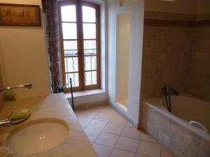 Villas Grande maison dans village medieval : photos des chambres