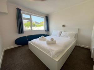 2 Bed Beach Apartment with Pool!