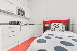 Private Studio in Dudley,Kitchen&Bathroom,Sleeps 1