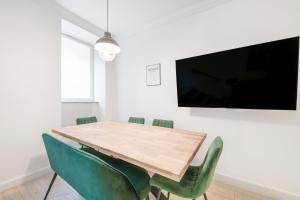 The Lachmann Group Apartment, 2BR, one living room, 2 bathrooms, family friendly, 4 - 7 Guests