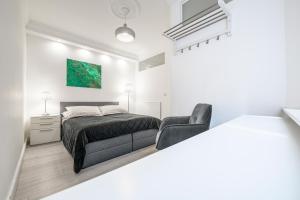 The Lachmann Group Apartment, 2BR, one living room, 2 bathrooms, family friendly, 4 - 7 Guests