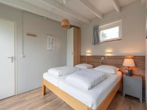 Bungalow in Sint Maartenszee near Beach