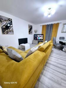 Robinhuts Views Apartments