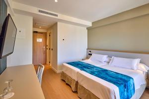 Double Room with Balcony (2 Adults + 1 Child) room in Universal Hotel Romantica