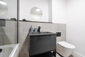 Pristine Old Trafford & City Centre 2BD 2BT Apt - Balcony
