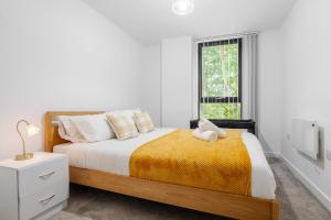 Pristine Old Trafford & City Centre 2BD 2BT Apt - Balcony