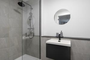 Pristine Old Trafford & City Centre 2BD 2BT Apt - Balcony